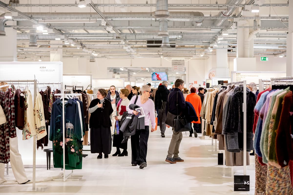 Trade visitors between the stands at Supreme Women & Men, MTC Munich